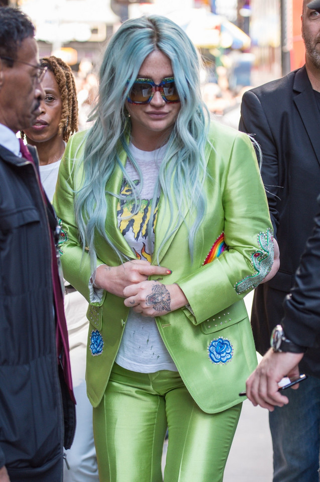 Kesha w neonowym garniturze. Co ona na siebie założyła?!