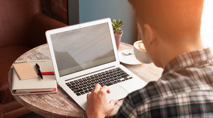 Szerezzünk be egy betekintésvédelmi és kijelzővédő fóliát a laptopunkra / Fotó: Shutterstock