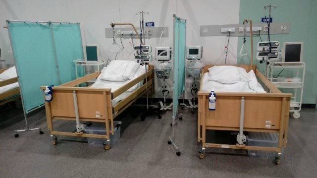 Łóżka w szpitalu tymczasowym w Łodzi