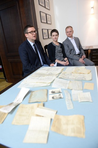 Darczyńcy i dyrektor Muzeum Powstania Warszawskiego, Jan Ołdakowski