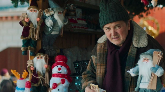 Üdítően szórakoztató lett a magyar karácsonyi film, amelyben Szabó Kimmel Tamás elviszi a showt