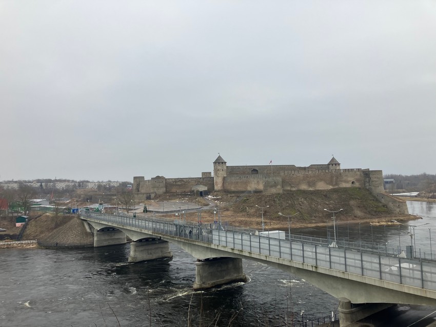 Most i reka koji razdvajaju Narvu i Ivangorod