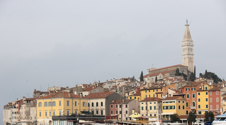 A magyarok közkedvelt úticélja, Rovinj is drágább lett az euró miatt, ám a vágtató magyar infláció miatt nem kell sokkal mélyebbre nyúlnunk a zsebünkben a kasszáknál, mint itthon /Fotó: Zsolnai Péter