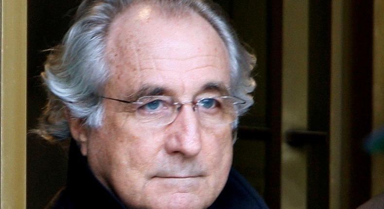 L'escroc Bernard Madoff sort du tribunal fédéral de Manhattan à New York, États-Unis, le 14 janvier 2009. REUTERS/Brendan McDermid/File Photo