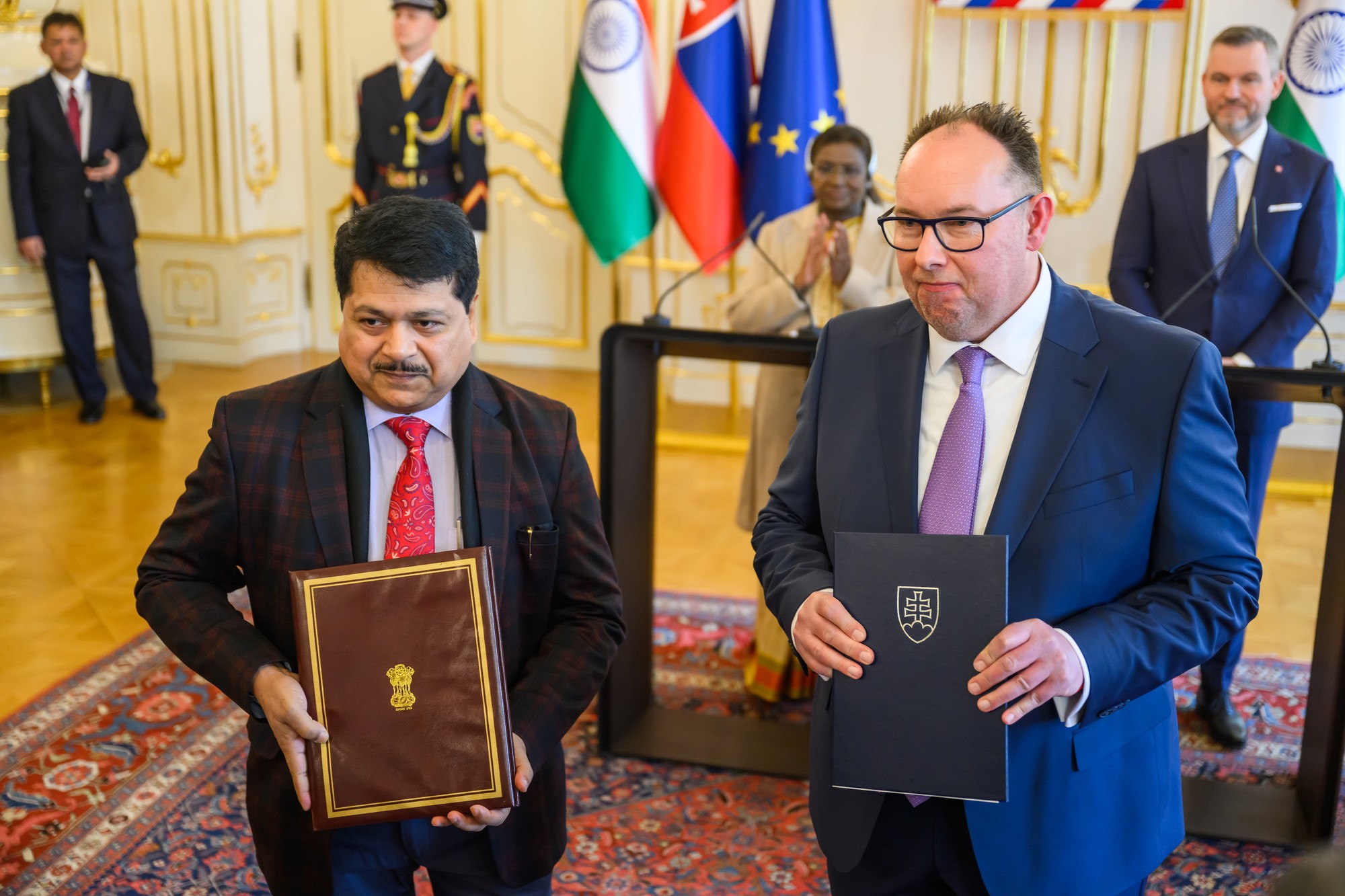 Zľava výkonný riaditeľ Národnej korporácie malých podnikov Indickej republiky Subhrans Sekhar Acharya a riaditeľ sekcie národných a medzinárodnych programov Slovak business agency Mário Letovanec.