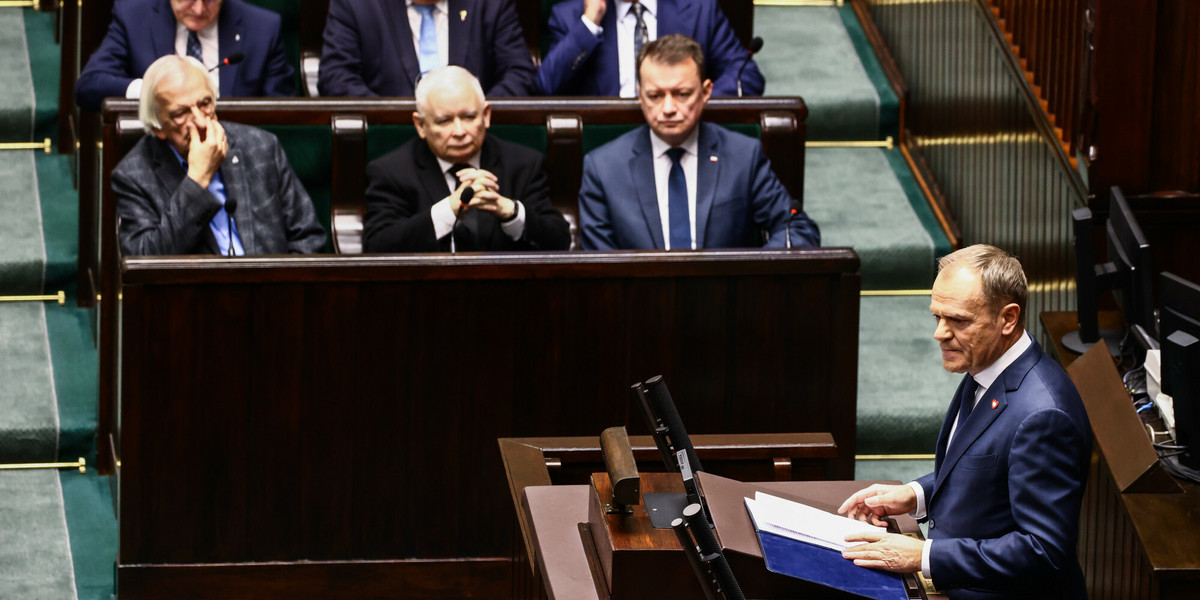 Donald Tusk w Sejmie. Jarosław Kaczyński w tle