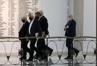 Prawica słabnie. Szanse opozycji na przejęcie władzy rosną [SONDAŻ]