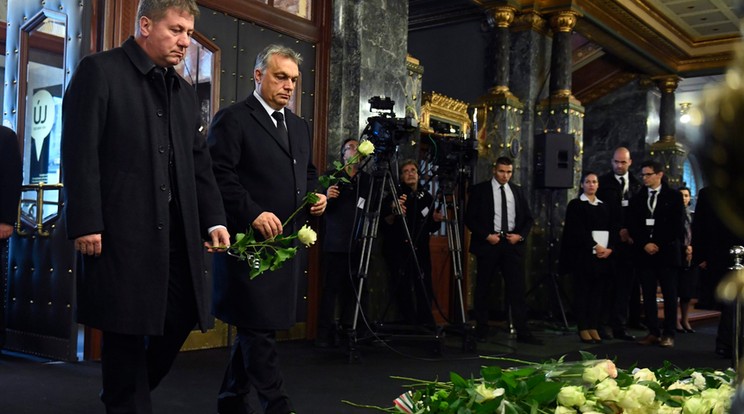 Orbán Viktor miniszterelnök és Prőhle Gergely, az Emberi Erőforrások Minisztériumának fejet hajt Kocsis Zoltán ravatala előtt /Fotó: MTI - Koszticsák Szilárd