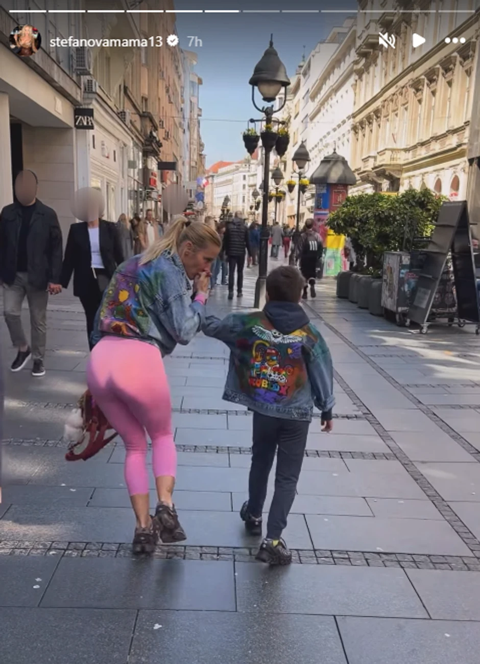 Milica Dabović sa sinom u Knez Mihajlovoj