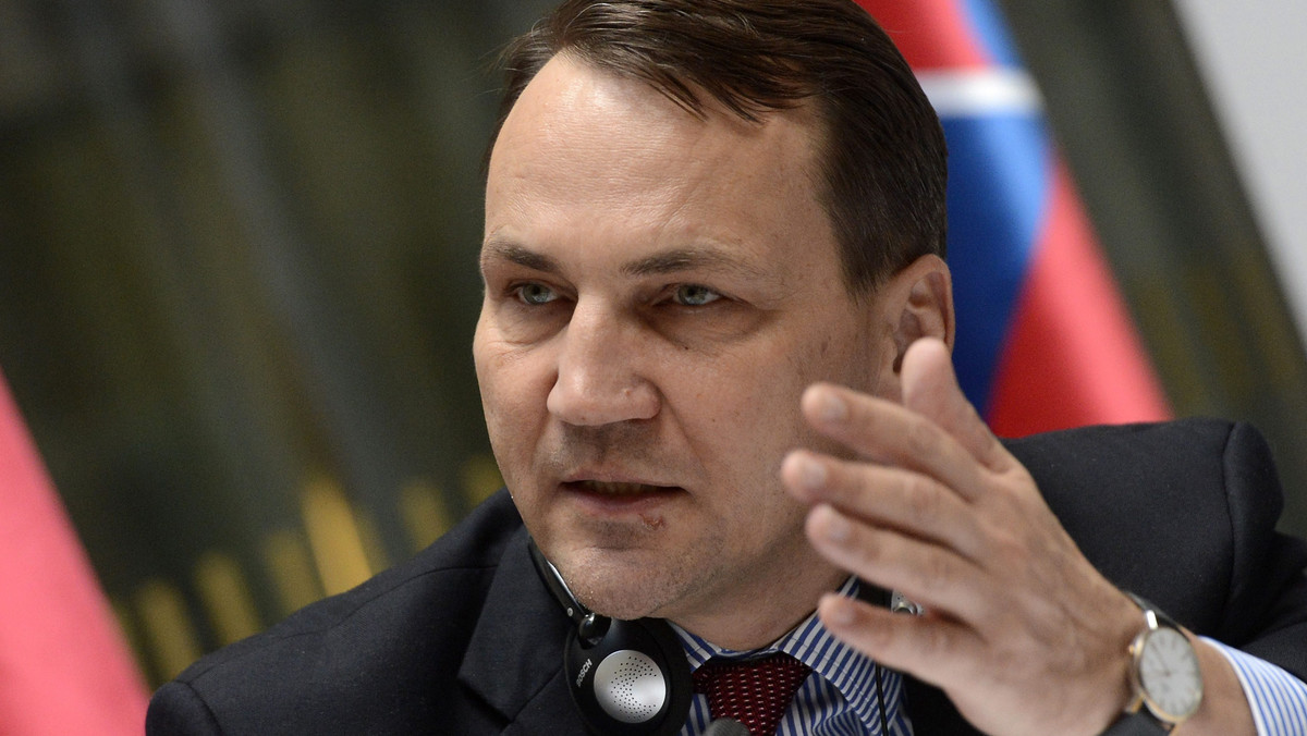 Z wielkim niepokojem śledzimy rozwój wypadków na Krymie - powiedział minister spraw zagranicznych Radosław Sikorski. Ocenił, że przejmowanie budynków rządowych w Symferopolu to rozpoczynanie konfliktów regionalnych i bardzo niebezpieczna gra.