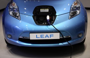 Nissan Leaf - całkowicie elektryczne auto - trafiło do seryjnej produkcji (ZDJĘCIA)