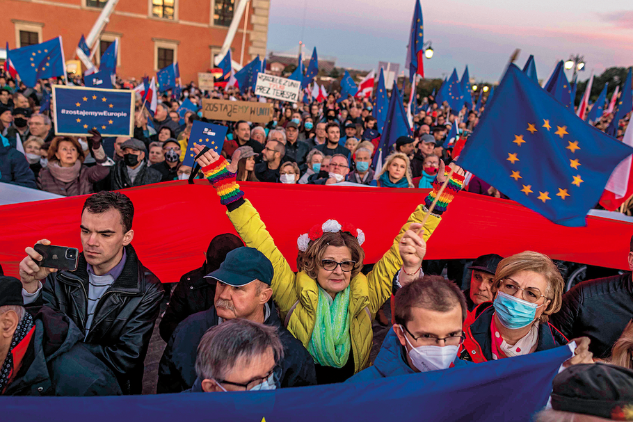 „My ZostajeMY w UE! Jesteśmy z Europą” – demonstracja zwołana przez Donalda Tuska na placu Zamkowym w Warszawie, 10 października 2021 r