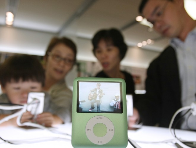 <b>iPod (2001)</b>
<br><br>
iPod nie był pierwszym przenośnym odtwarzaczem dostępnym na rynku, ale dzięki swojej ogromnej popularności w pewnym momencie stał się jego uosobieniem. Świetny design, doskonała jakość dźwięku i integracja z internetowym sklepem iTunes - to po prostu musiało się udać. To nie iPhone, a właśnie iPod uczynił Steve'a Jobsa nieśmiertelnym.