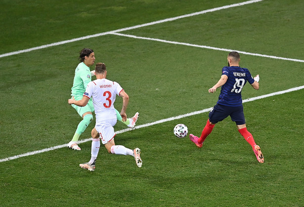 Karim Benzema (P) strzelający bramkę na 1:1 w meczu ze Szwajcarią