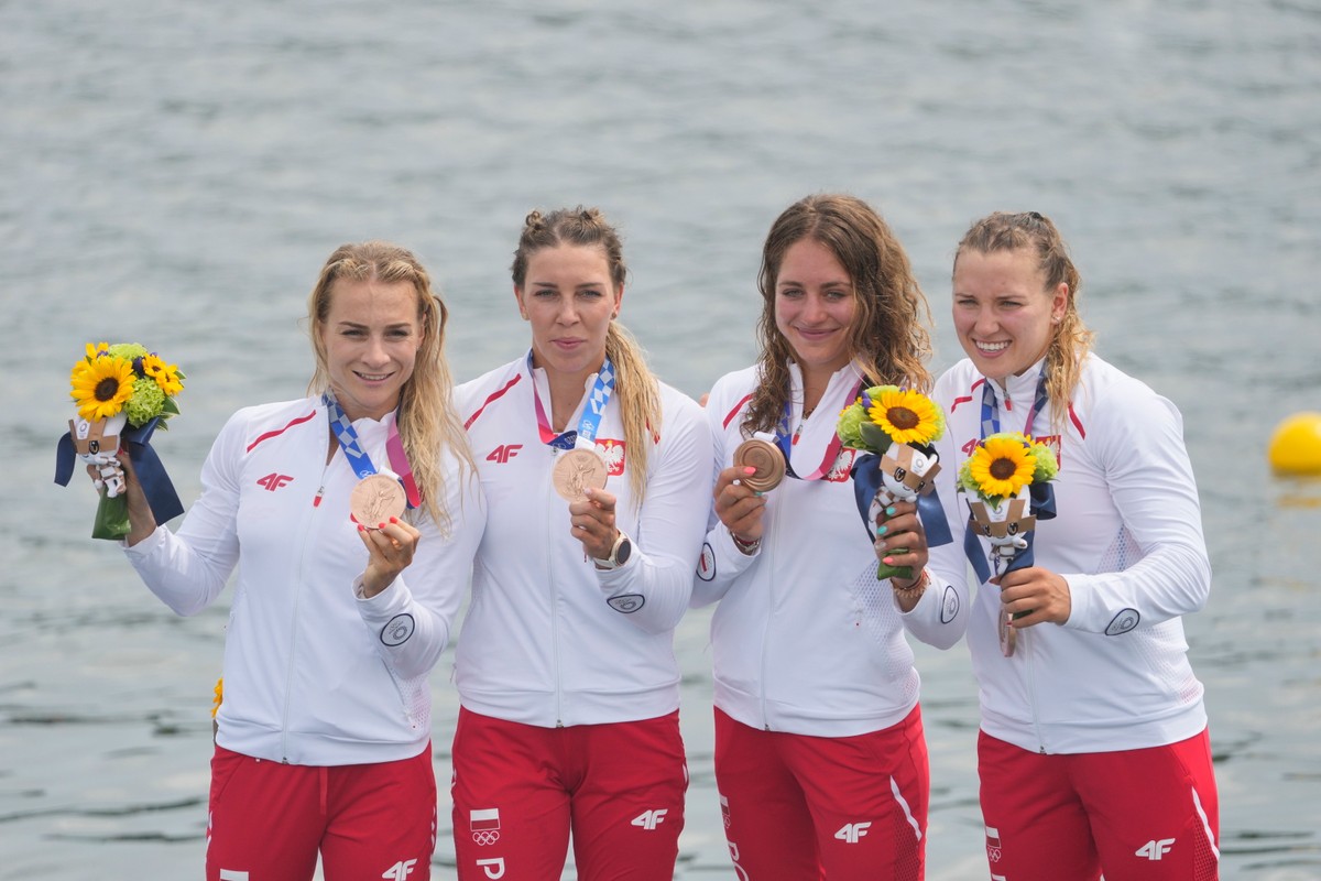 Polskie kajakarki podczas ceremonii medalowej