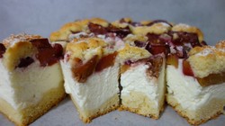 Przepyszny sernik ze śliwkami. Szybki przepis na ciasto od Heni Foks