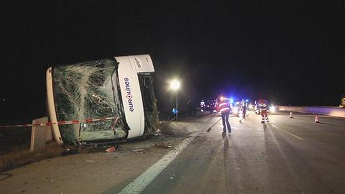 11 Polaków zostało niegroźnie rannych w nocy z piątku na sobotę w wypadku polskiego autokaru liniowego na autostradzie nr 4 w Niemczech. Nikt nie zginął. W miejsce, gdzie zostali przewiezieni pasażerowie, podstawiono już inne autokary. - W moim odczuciu służby pracowały ślamazarnie. Pewnie gdyby był to autokar niemiecki, wszystko poszło by sprawniej - relacjonował na antenie TVN 24 Krzysztof Nach, który był pasażerem tego autokaru.