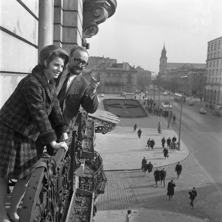 Krzysztof Penderecki z żoną Elżbietą na balkonie hotelu Bristol, 1967 r.