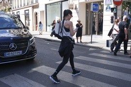 Paparaci sreli ADRIJANU LIMU (43) u gradu: MRŠAVA JE KAO GRANA, kao da joj je 20 GODINA, a od šminke NIŠTA! Evo kako izgleda iza kamera, daleko od kamera i namontiranih snimanja