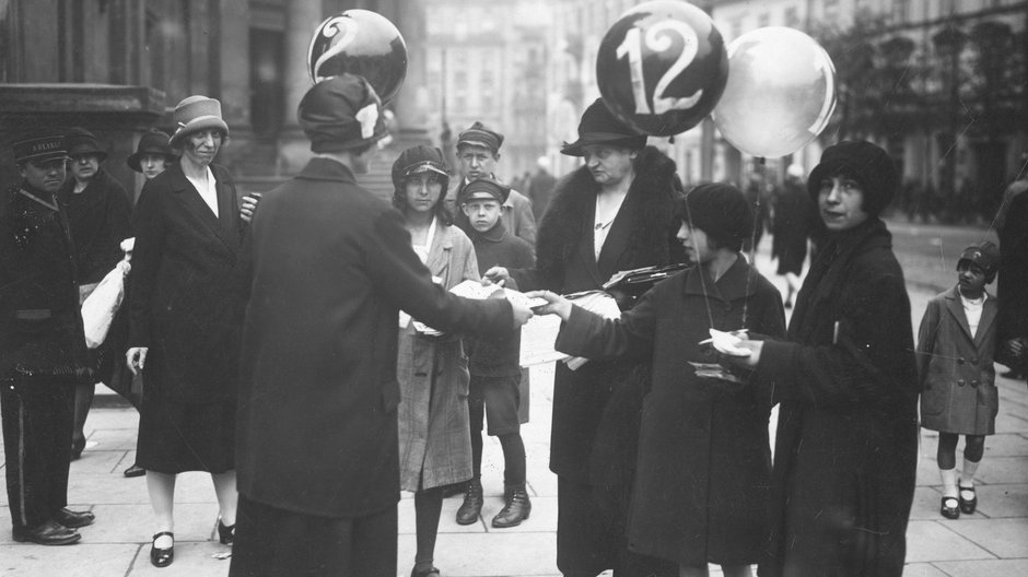 Kobiety agitujące w dniu wyborów do Rady Miejskiej w Warszawie, w 1927 r.