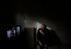 Siedzi po ciemku, głód zajada cebulą. Tak kryzys zmienił życie 41-letniego Iakovosa