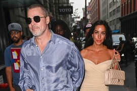 Devojka Breda Pita nikad nije BOLJE IZGLEDALA: Promenila FRIZURU i skinula bar 5 godina, a mini haljina u najmodernijoj boji leta istakla njeno PERFEKTNO I PREPLANULO TELO