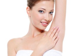 Depilacja pach – to proste! Przegląd metod