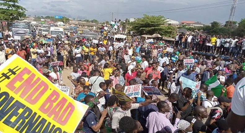 Youths at Agbara protesting police brutality and deplorable state of Lagos-Badagry expressway on Monday. [Twitter/@TheNationNews]