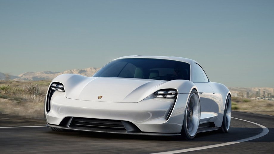 Porsche dało zielone światło dla Mission E w 2015 roku. Tak wygląda concept car, dający wyobrażenie o tym, co ma pojawić się na rynku w 2020 roku.