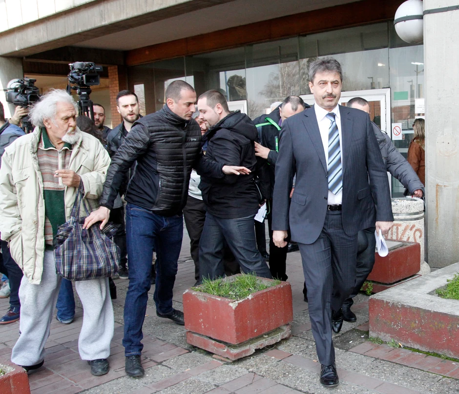 Cvetan Vasilev se jedna provlači kroz gužvu bugarskih i srpskih novinara i znatiželjnika