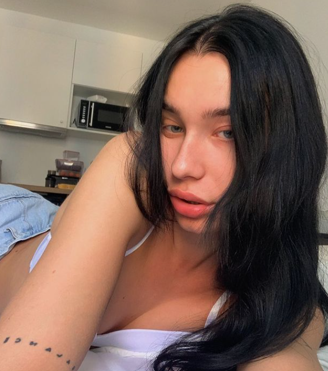 Transrodová modelka Charlotte Srnčík. 