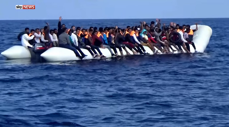 Nem bírta el őket a csónak, több menekült is vízbe fulladt / Fotó: Youtube