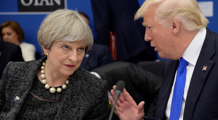 Theresa May és Donald Trump a brüsszeli NATO konferencián