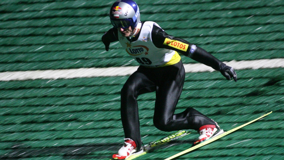 Gregor Schlierenzauer wygrał kwalifikacje przed niedzielnym konkursem Letniej Grand Prix w Klingenthal. Spośród zawodników, którzy mieli zapewniony udział w konkursie najdłuższy skok oddał Adam Małysz - poinformował serwis skijumping.pl