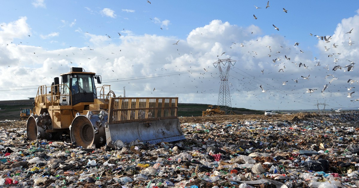 Czy gmina, która chce dopłacić do systemu gospodarowania odpadami, musi podjąć dwie uchwały