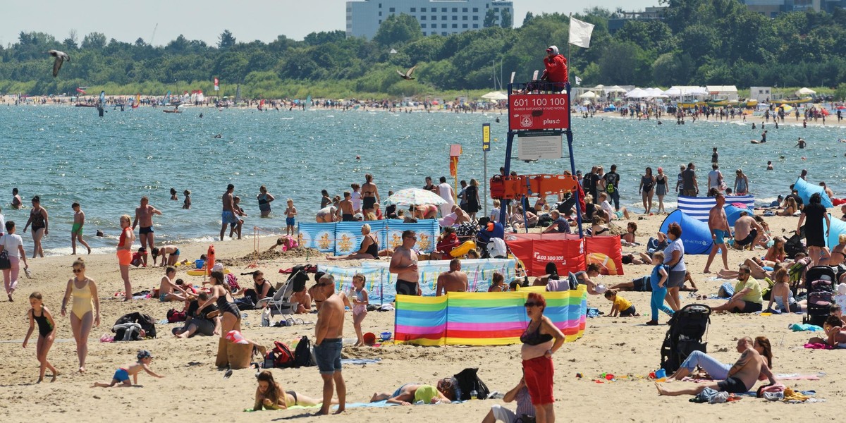 Dramat na sopockiej plaży. Wszedł do morza i stracił przytomność