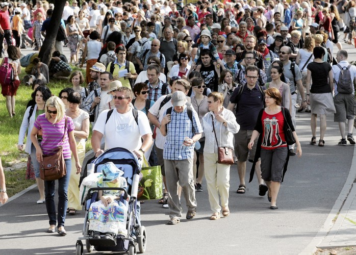 Tłumy wiernych przed wejściem na spotkanie