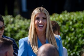 Ivanka Tramp večeras u KAZINU nosi haljinu ISTURENOG DEKOLTEA i sedi pored LJUTE KRITIČARKE SVOG OCA: Glam izdanje predsednikove ćerke i teško je skloniti pogled