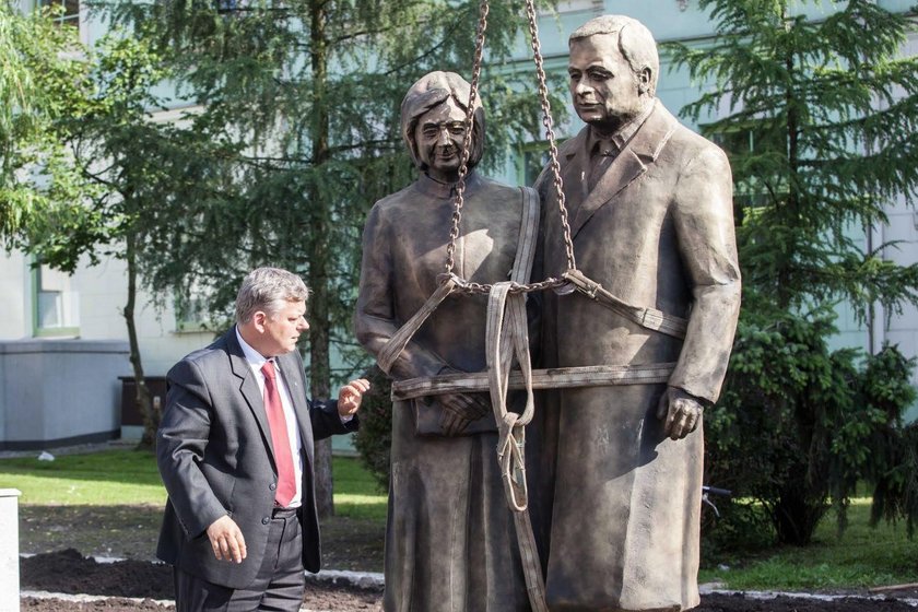 Pomnik Lecha i Marii Kaczyńskich w Radomiu