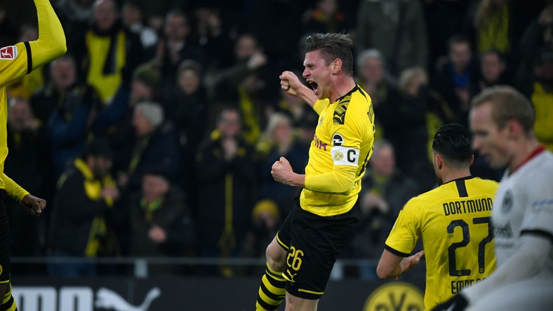 Łukasz Piszczek przedłużył kontrakt z Borussią Dortmund Choć jeszcze kilka miesięcy temu wydawało się to mało prawdopodobne, Łukasz Piszczek ostatecznie przedłużył o rok kontrakt z Borussią Dortmund. W klubie z Bundesligi Polak spędzi jeszcze jeden sezon.