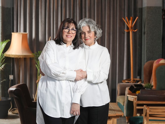Gordana i Nadežda, tetka i sestričina, prošle su mučnu borbu s rakom dojke u razmaku od 20 godina. Bolest ih nije slomila, jače su nego ikad, a ženama koje prolaze isto poručuju da rak može da im bude putokaz ka kvalitetnijem životu