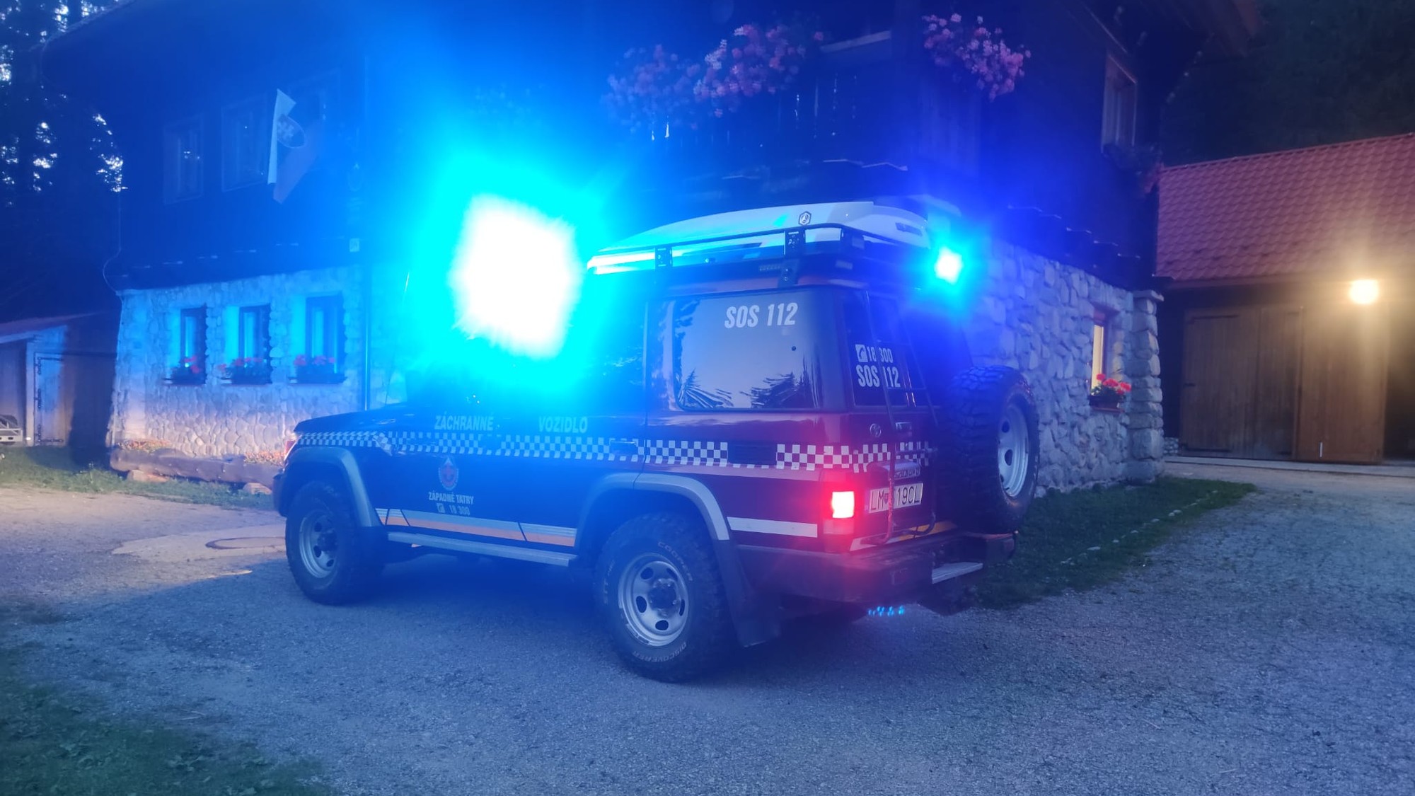 HZS pomáhala turistom, ktorí uviazli po strete s medvedicou v Bobroveckej doline. 