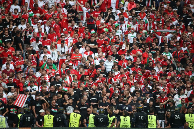 To nie są grzeczni chłopcy. Węgrzy bili się z Policją w trakcie meczu z Islandią