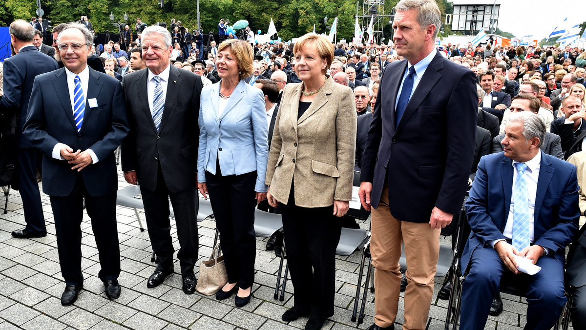 Kanclerz Niemiec Angela Merkel wezwała swych rodaków do zwalczania antysemityzmu. W wielkim zgromadzeniu przeciwko antysemityzmowi przed Bramą Brandenburską w Berlinie zgromadziły się tego dnia tysiące ludzi.