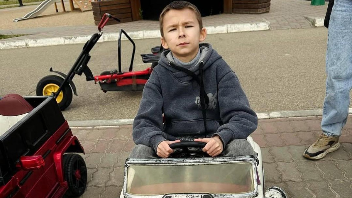 Danila svi posmatraju kao dete, zaneme kad čuju koliko ima godina: Zbog retkog poremećaja ne može da raste