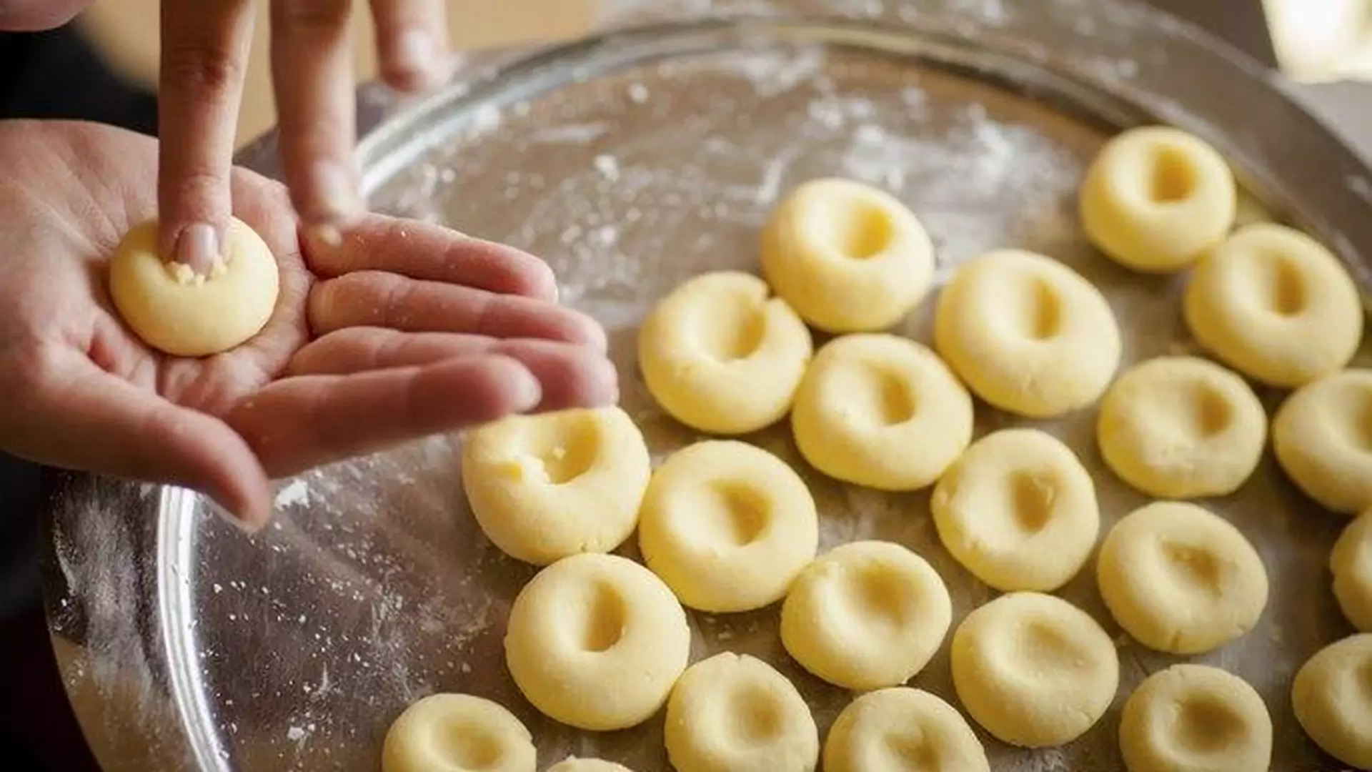 Połączenie tradycji z nowoczesnością: pyzy śląskie z 4 sosami - przepis a'la Magda Gessler z Kuchennych Rewolucji