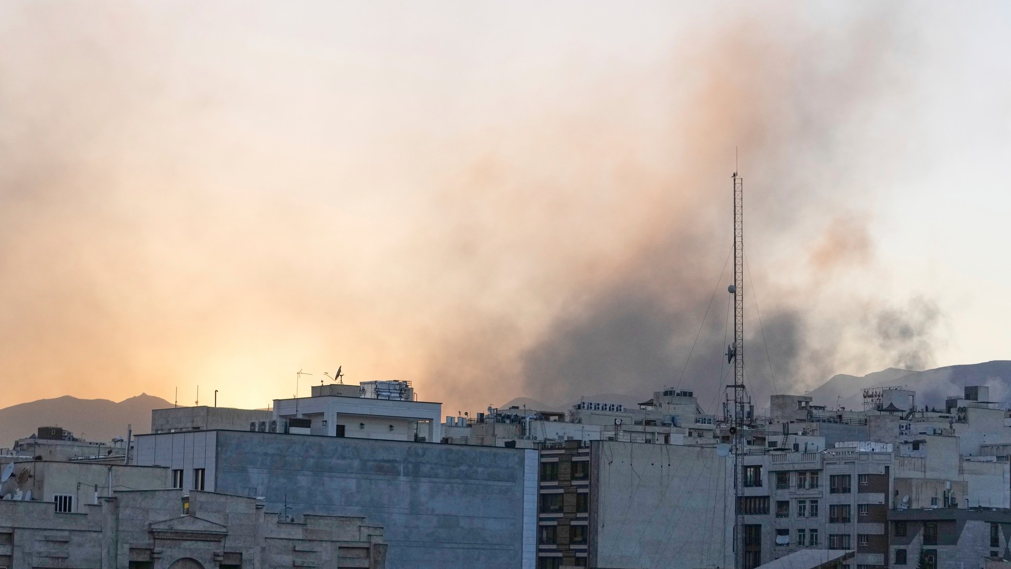 Izrael a Irán pokračujú vo vzájomných vzdušných útokoch.