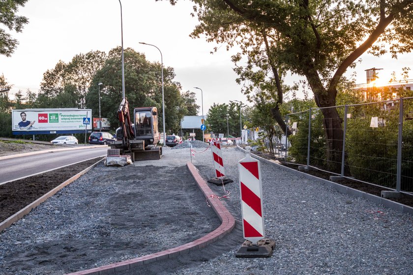 Kładka pieszo-rowerowa nad al. Powstańców Śląskich prawie gotowa