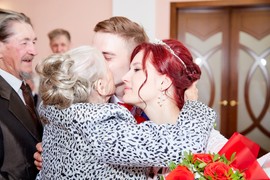 Cela Srbija nezaustavljivo plače zbog mlade: "Kad je stigla na red koverta od dede, reka suza je potekla" / Ilustracija