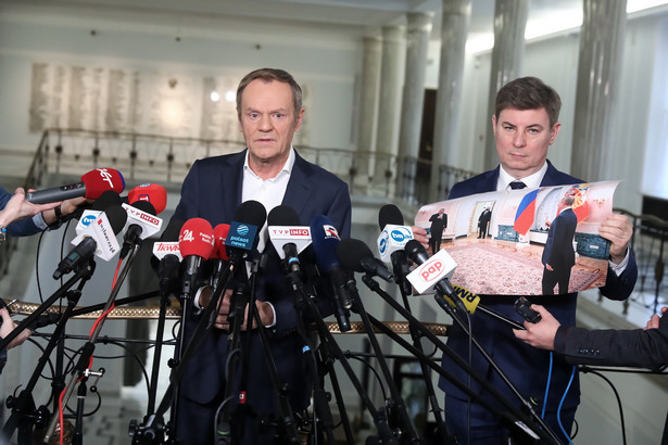 Donald Tusk (L) i rzecznik prasowy PO Jan Grabiec (P)